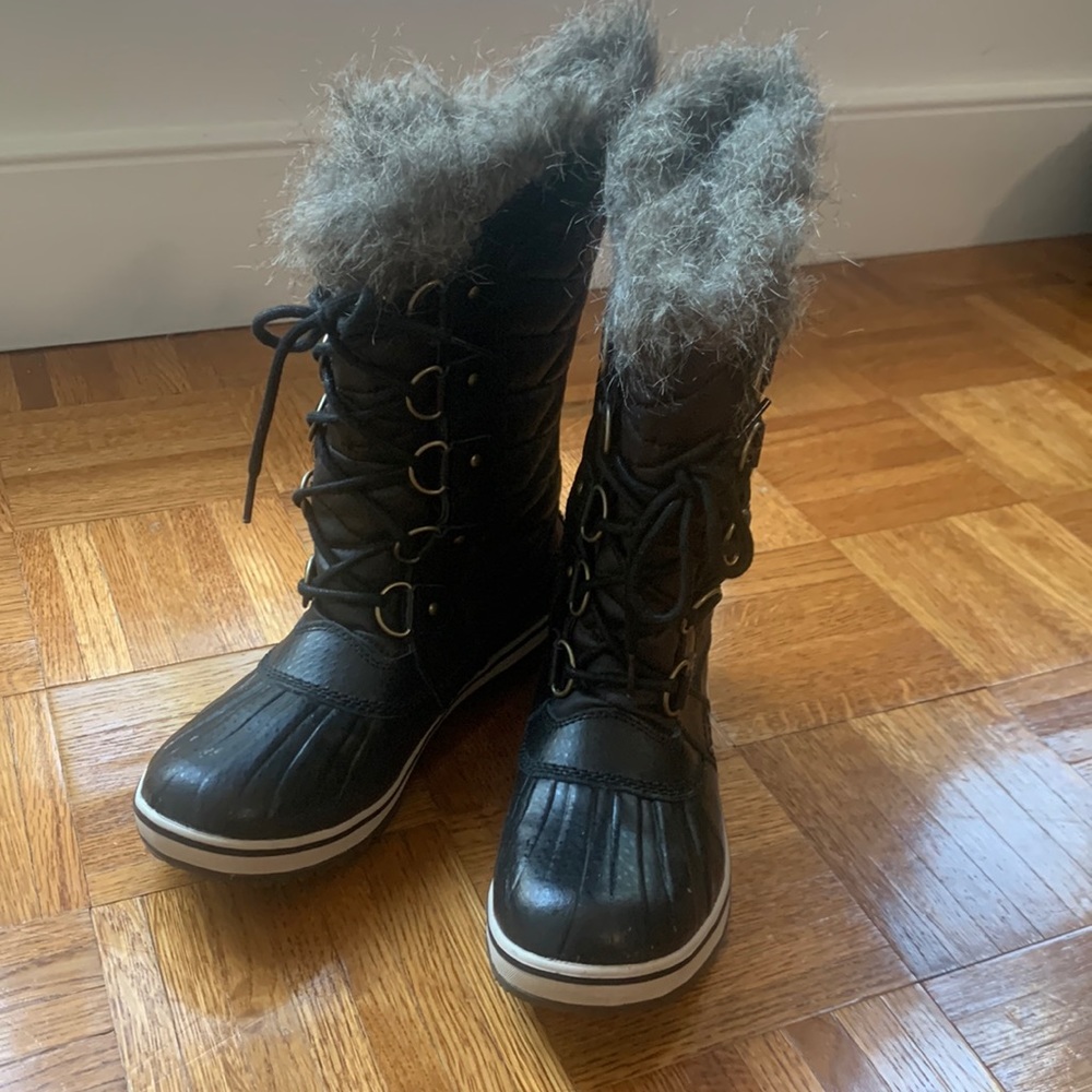 Sorel black fur lined boots